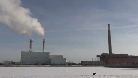 Natural gas electrical power generating plant emissions carbon into the air Vídeos de archivo 148763558