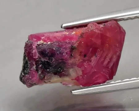 Natural gemstone red ruby on gray background Foto stock