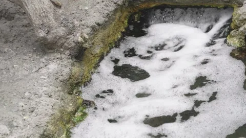 Natural geothermal hot spring pool with bubbling white foam and flowing the.. Vidéo 340385205