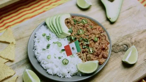 Natural kitchen study of Mexican flag beside the plated chili Foto stock
