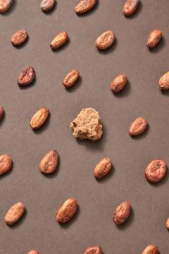 Natural pattern of cocoa beans and mass in the middle. Foto stock
