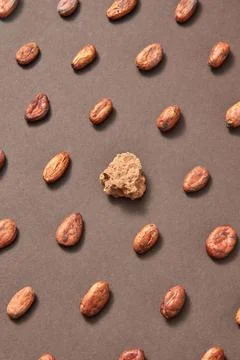 Natural pattern of cocoa beans and mass in the middle. Food pattern from f... Foto stock