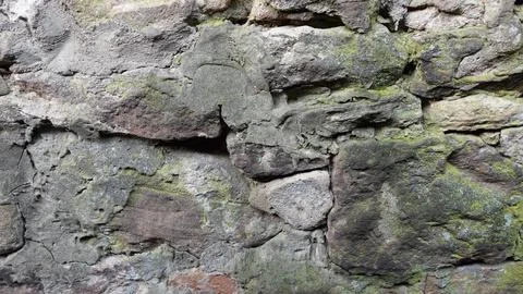 Natural Patterns in Weathered Stone Wall Showing Moss and Texture Details Foto stock