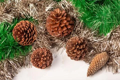 Natural pine cones and plastic leaves, details of natural pine cones placed.. Foto stock
