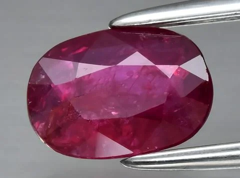 Natural pink red ruby gem on the background Foto stock