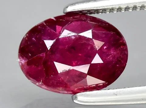 Natural pink red ruby gem on the background Foto stock