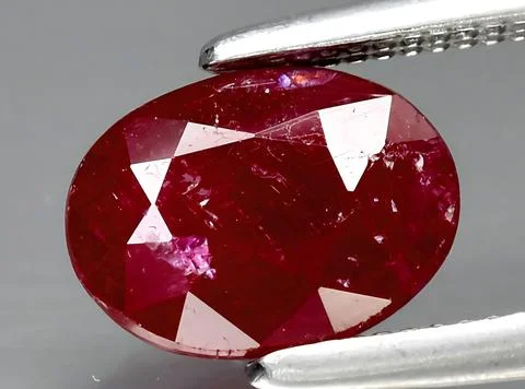 Natural pink red ruby gem on the background Foto stock