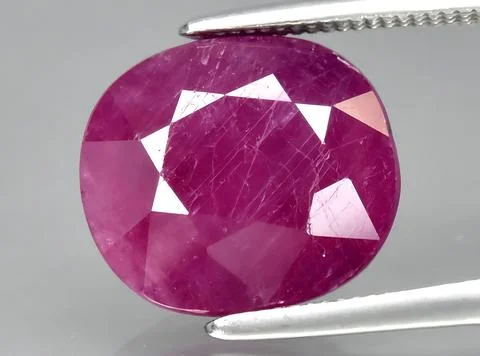 Natural pink red ruby gem on the background Foto stock