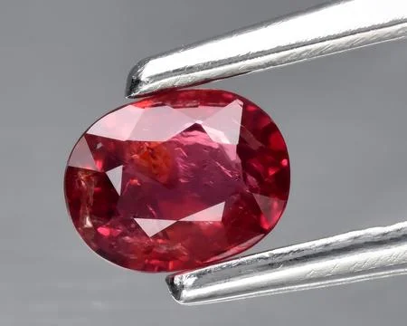 Natural pink red ruby gem on the background 库存照片