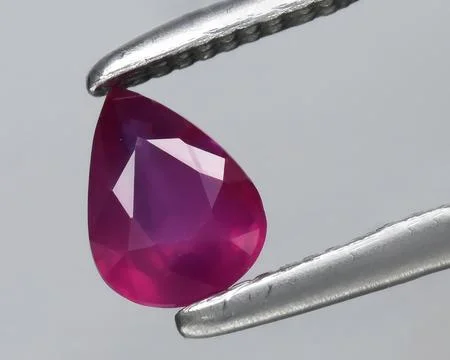 Natural pink red ruby gem on the background 库存照片