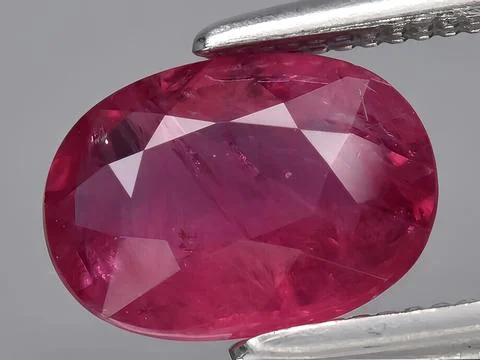 Natural red ruby corrundum gemstone on the background Foto stock