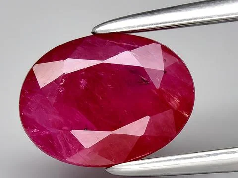 Natural red ruby corrundum gemstone on the background Foto stock