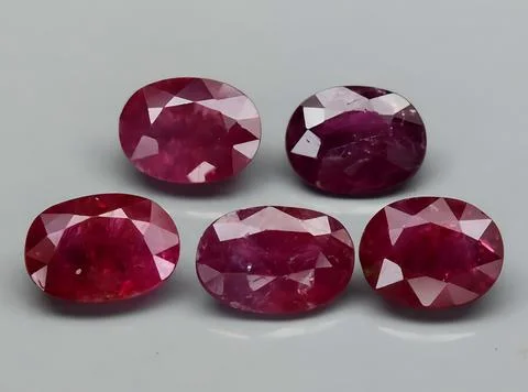 Natural red ruby gem on the background Foto stock
