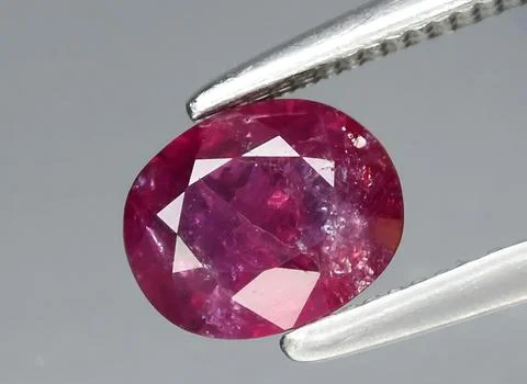 Natural red ruby gem on the background Foto stock