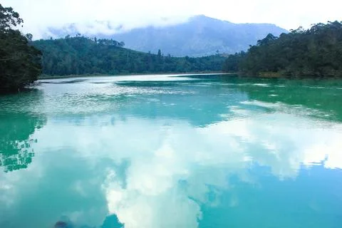 Natural reflection of the view of the clouds from the Dieng color lake Stockfoto's