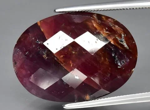 Natural ruby gem on the background Stockfoto's