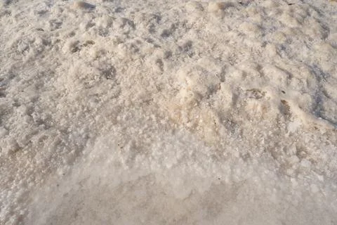 Natural Salt Crust Surface Pattern On Salty Lake Texture With Mineral Deposit Foto stock