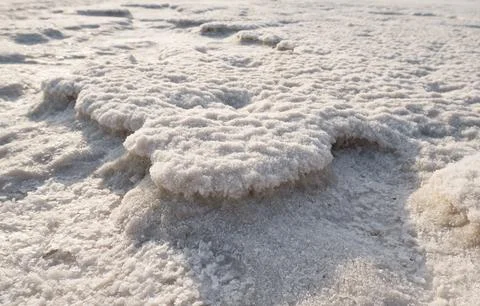Natural Salt Crust Surface Pattern On Salty Lake Texture With Mineral Depos.. Foto stock