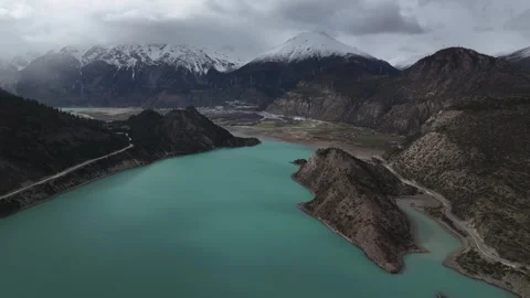 Natural scenery of the snow-capped mountains around Ranwu Lake , Tibet Vidéo 306863219