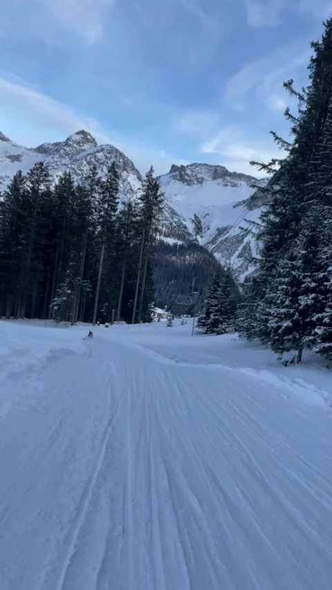 A natural sledding slope on a winter day in Arosa, Switzerland. Video stock 330585380