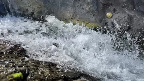 Natural Slo mo Waterfall 库存影片 224365713