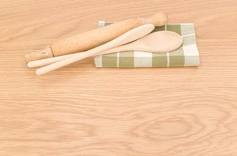 Natural solid wood kitchen tools and table napkin on a wooden tabletop Foto stock