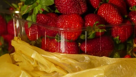 Natural strawberries in a transparent container, close-up 動画素材 106511778