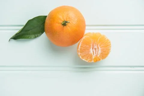 Natural sweet clementines on rustic table from above 스톡 사진
