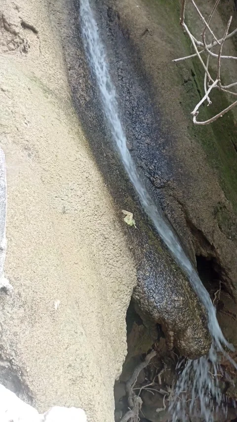 Natural Water Spring Gushing Over Rock Edge Vídeo Stock 340397846
