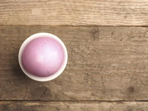 Naturally colored organic egg on a rustic table with space for text, Easter Foto stock