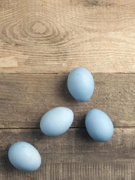 Naturally colored organic eggs on a rustic table with space for text, Easter Foto stock