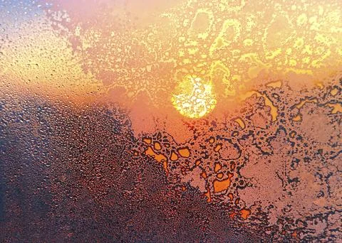 Nature background with ice pattern, bright sunlight and water drops on winter 库存照片