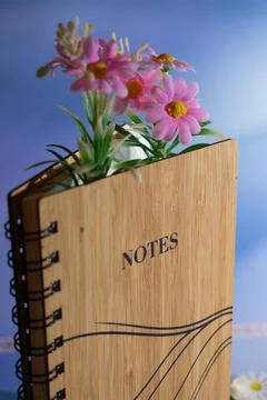 Nature Embrace Capturing Thoughts in a Rustic Notes Journal. Foto stock