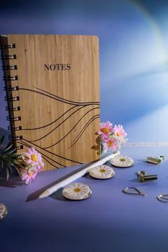 Nature Embrace Capturing Thoughts in a Rustic Notes Journal. Foto stock