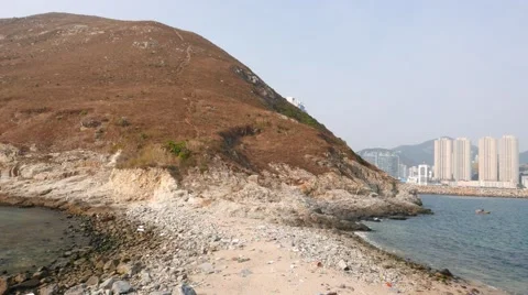 Nature-made sandy bridge between two islands: Ap Lei Chau and Ap Lei Pai Vídeos de archivo 57322338