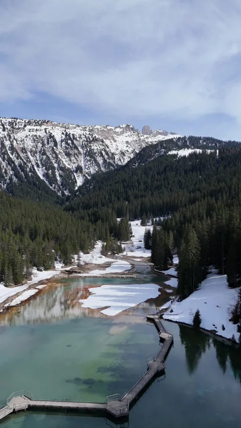 Nature view of lake Lac de la Rosiere by spring in Courchevel ski resort Vídeo Stock 334303635