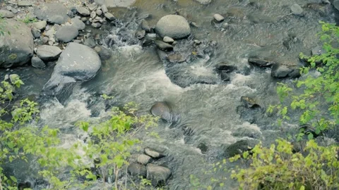 Nature'S Flow And Serenity, Overhead View Of Rushing River Water Over Rocks Vidéo 334917571