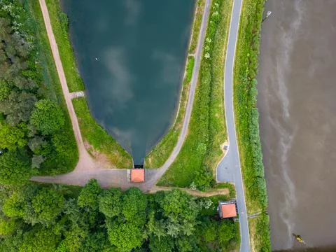 Nature's Intersection: Confluence of River and Pathway 스톡 사진