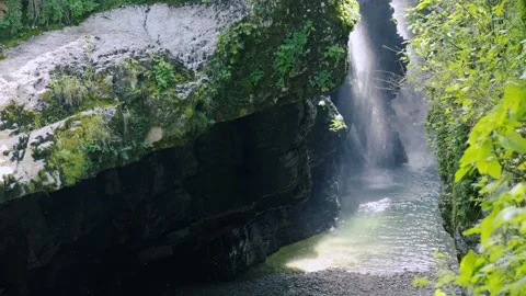 Nature'S Serenity And Environmental Conservation, waterfall, foliage Vidéo 334669013