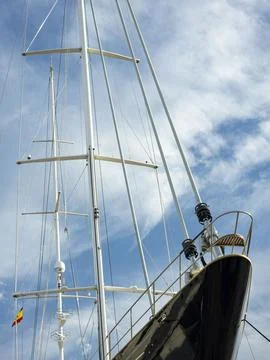 Nautical view of polished bow railing and tall mast on a luxury vessel unde.. Foto stock