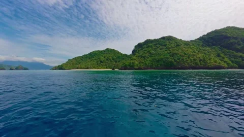 Navigating Deep Blue Ocean and Turquoise Water POV Vidéo 336177916