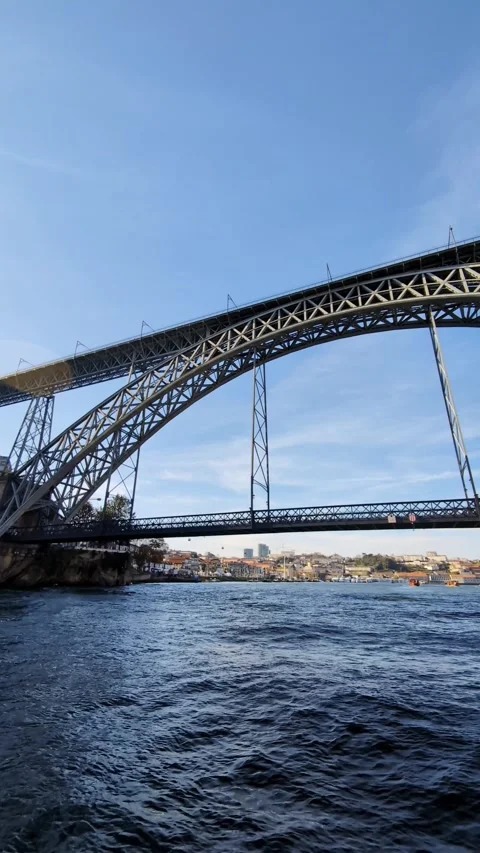 Navigating under Dom Luís I Bridge on Douro River in Porto, Portugal Video stock 335636756