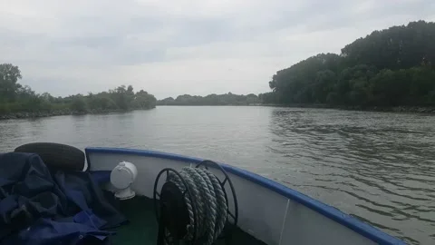 Navigation on the river Vídeo Stock 138300454