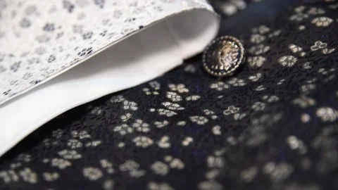 Navy blue patterned tie with a nice brooch Vidéo 152303113