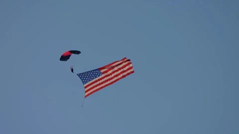 Navy Paratrooper Skydiving Flying Through The Sky With Huge American Flag Vídeos de archivo 347654123