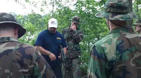 Navy Seal Type Instruction on Carrying Fins Vidéo 40047871