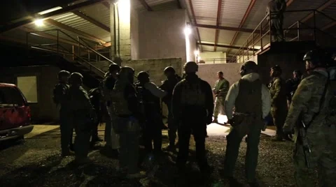 Navy SEALS briefed for night raid during training (HD) Vidéo 58180933