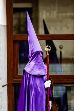 Nazarenes and their reflection in the procession of Good Friday in Villajoyos Foto stock