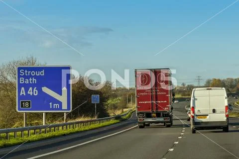 NEAR BATH, ENGLAND - NOVEMBER 2018: Large sign on the M4 motorway near Bath i Stock Photos
