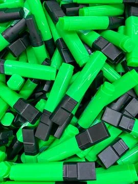 A neatly organized stack of green and black highlighters creates a vibrant .. Foto stock
